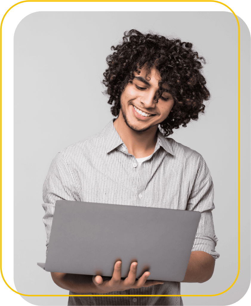 Pessoa-utilizando-sistema-pdv-ponto-de-venda-erp-controle-de-estoque-controla-desenvolvimento-de-sistemas