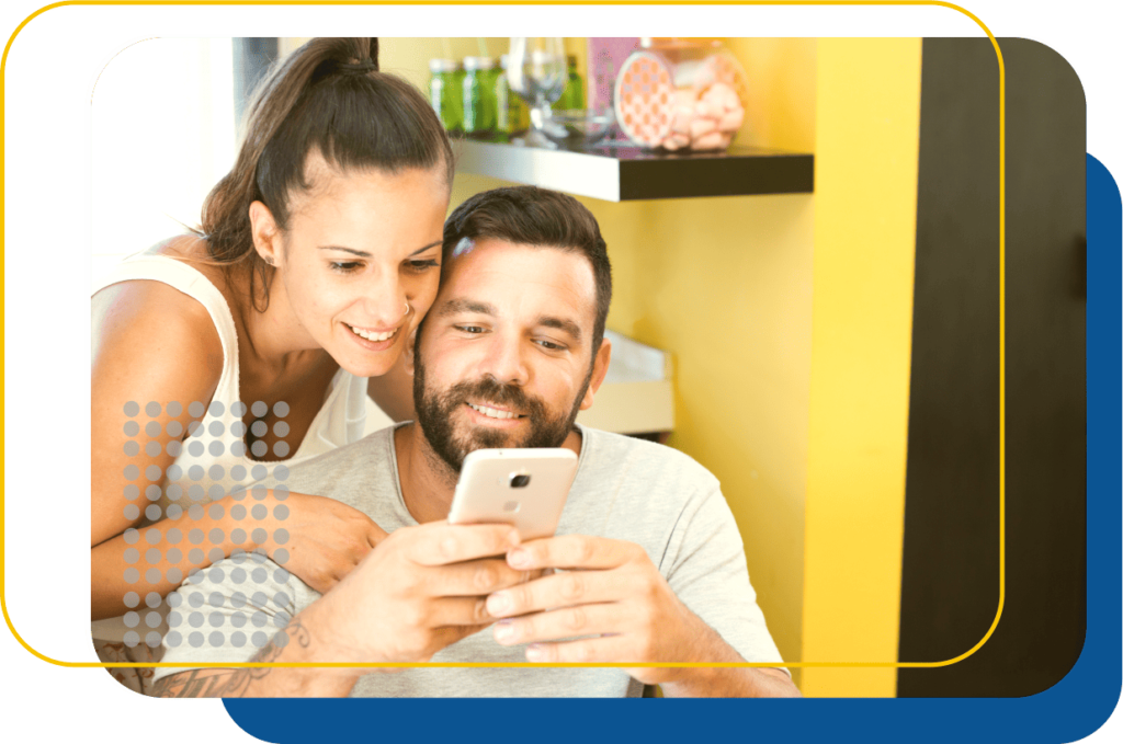 casal-escolhendo-comida-delivery-restaurante-churrascaria-pastelaria-açaiteria-buffet-cafécolonial-padaria-panificadora-distribuidora-sistema-erp-controla-desenvolvimento